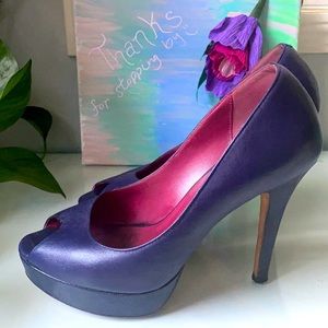 Spectator platform peeptoe pumps